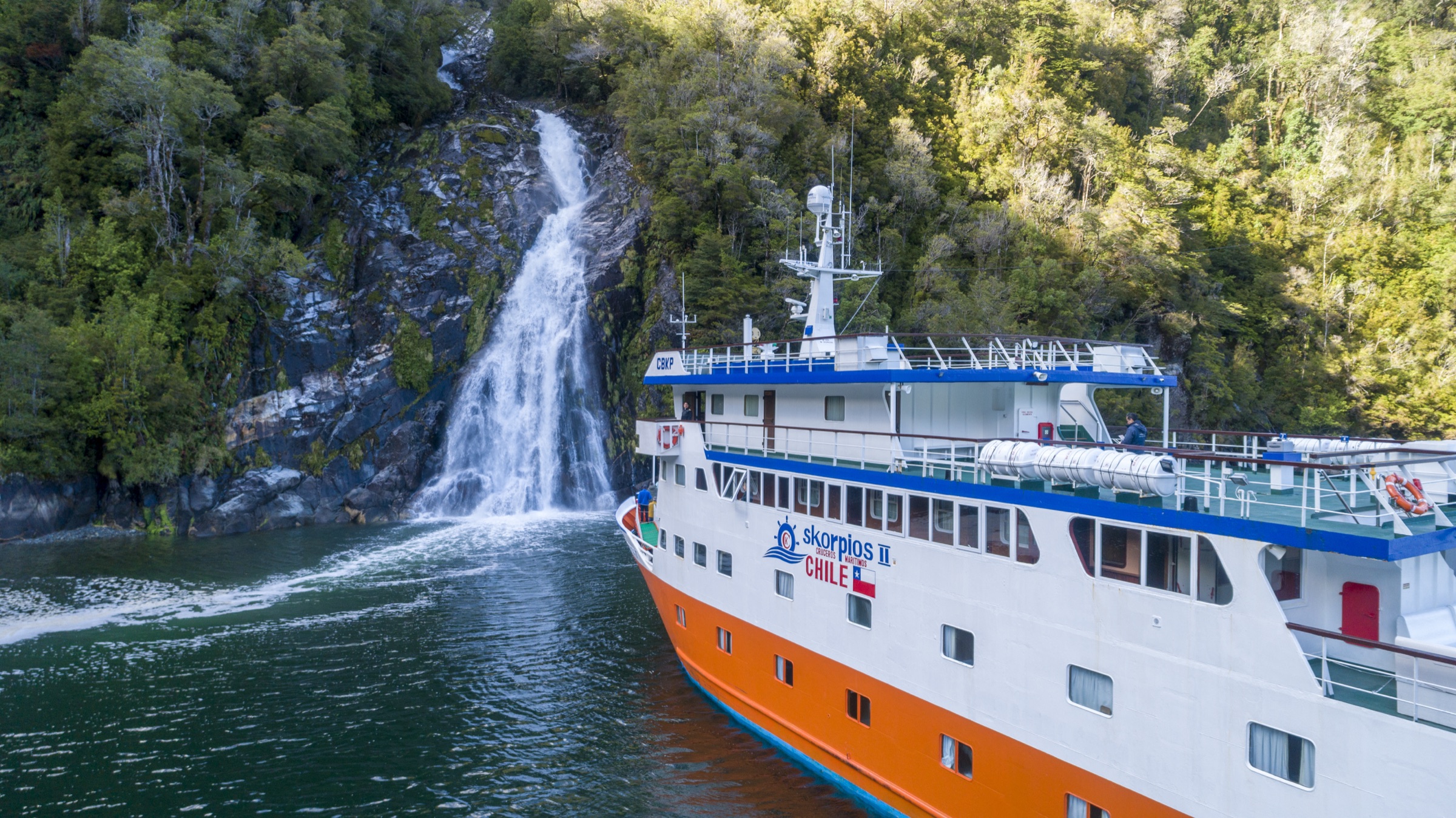Crucero Skorpios acercándose a una cascada del Fiordo Quintupeu