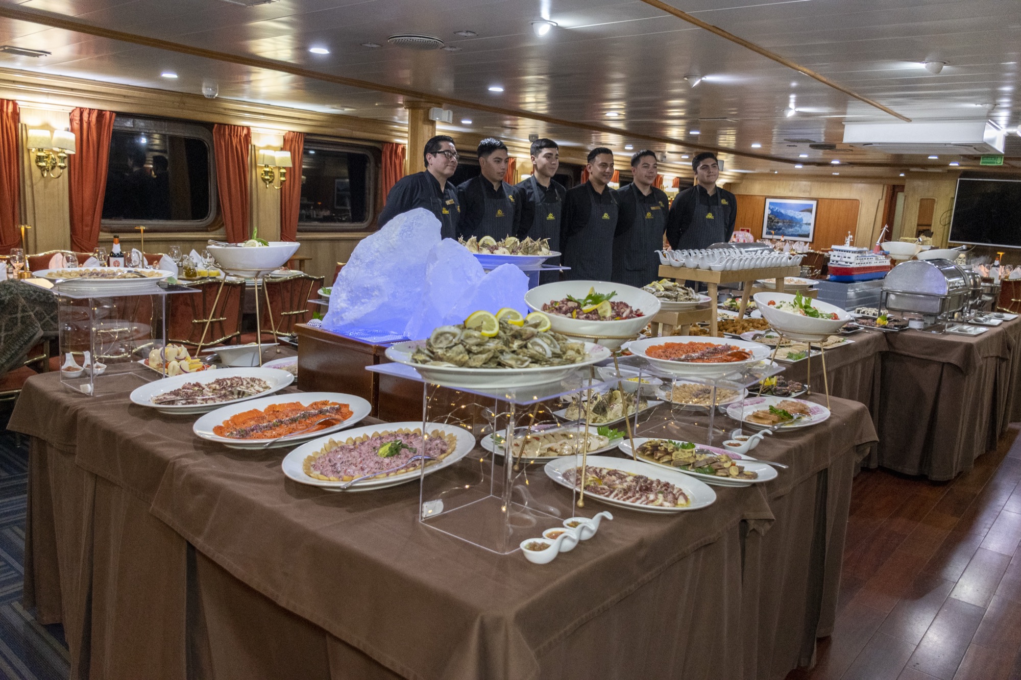 Buffet a bordo del Skorpios con preparaciones del sur de Chile