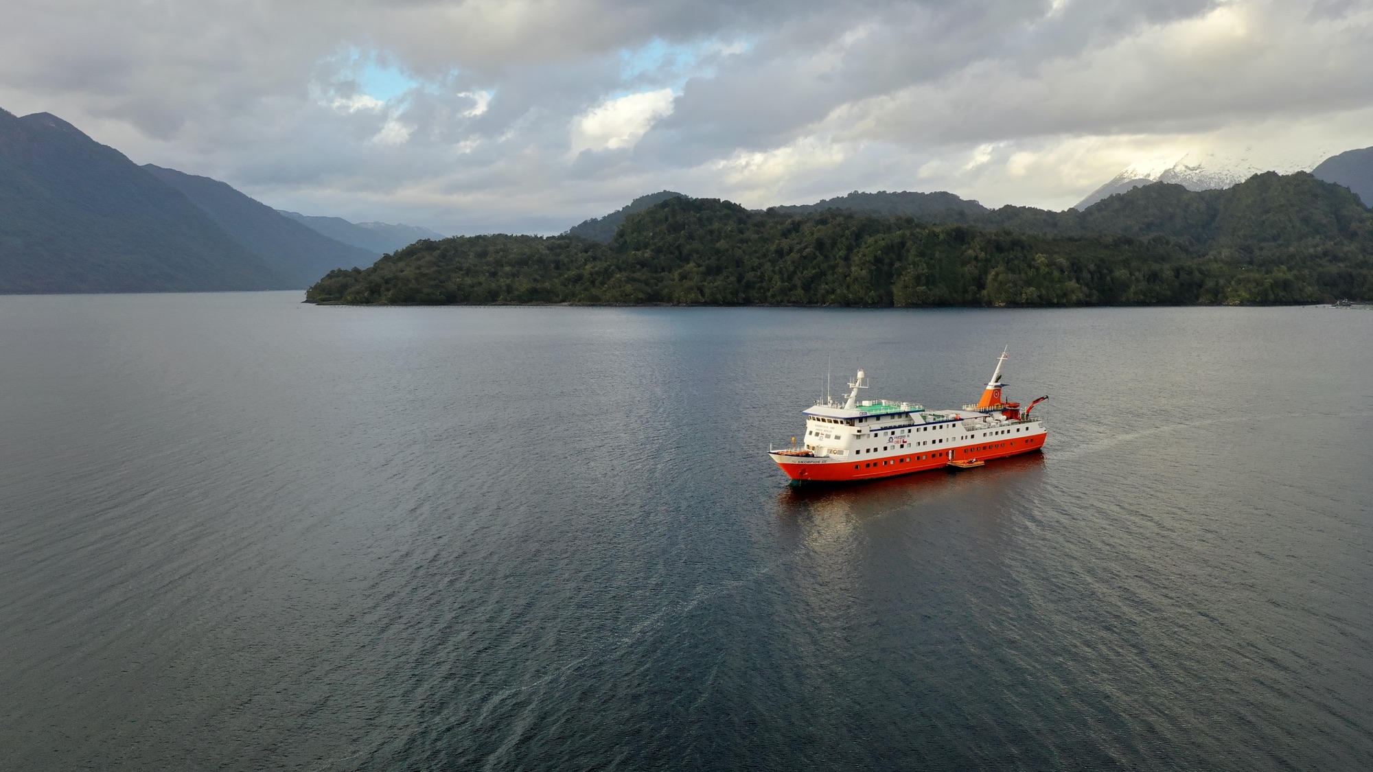 Crucero Skorpios navegando los canales rumbo al Fiordo Quintupeu
