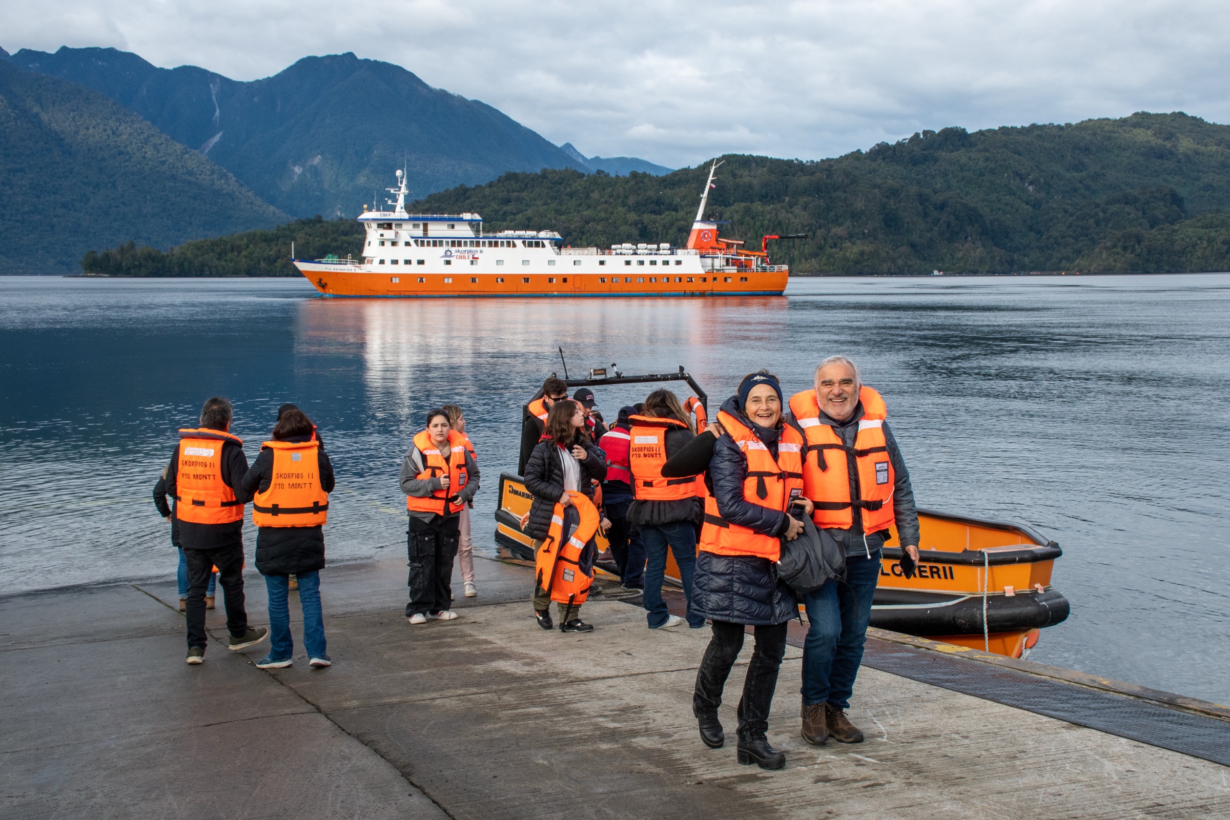 Navegación rumbo al Fiordo Quintupeu por canales patagónicos