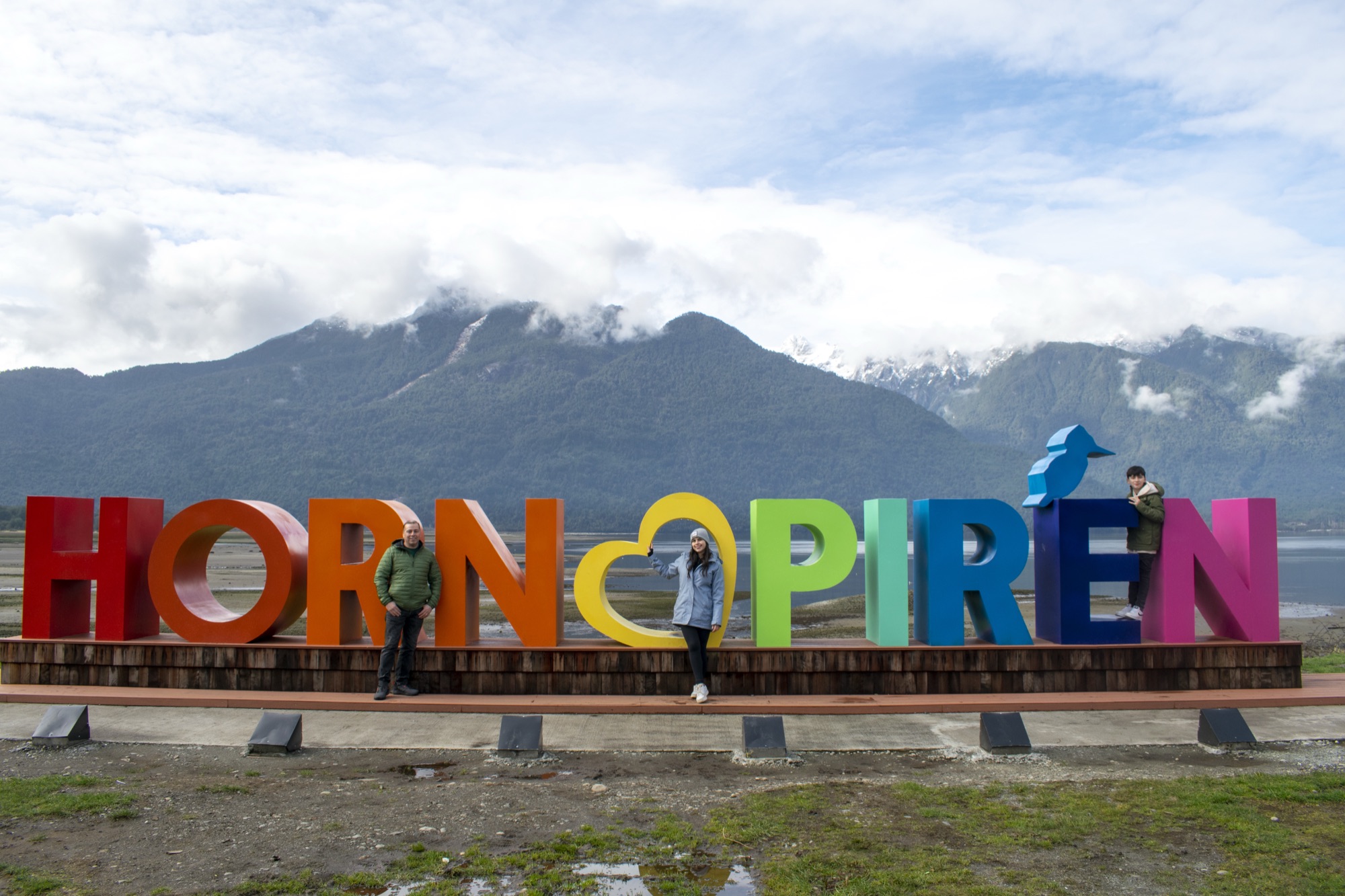 Letras gigantes de Hornopirén con la cordillera al fondo