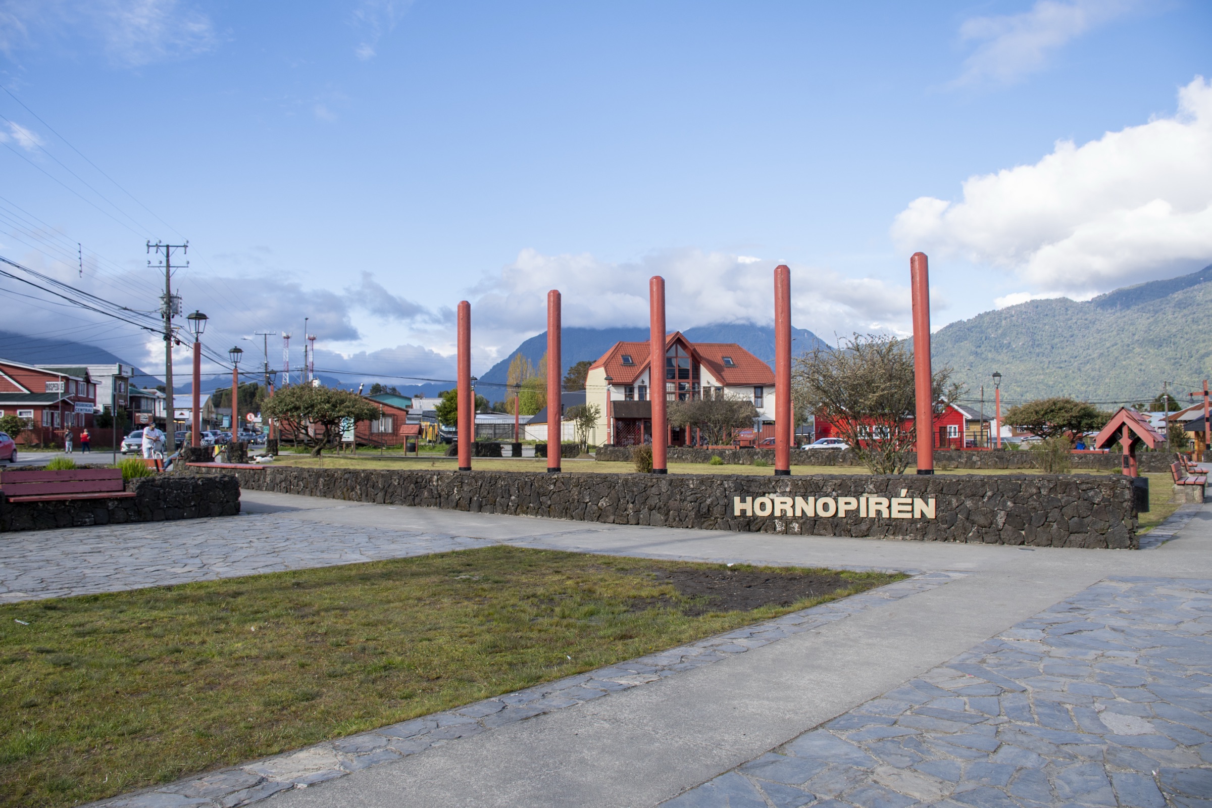 Letras gigantes de Hornopirén frente al fiordo, escala intermedia del crucero