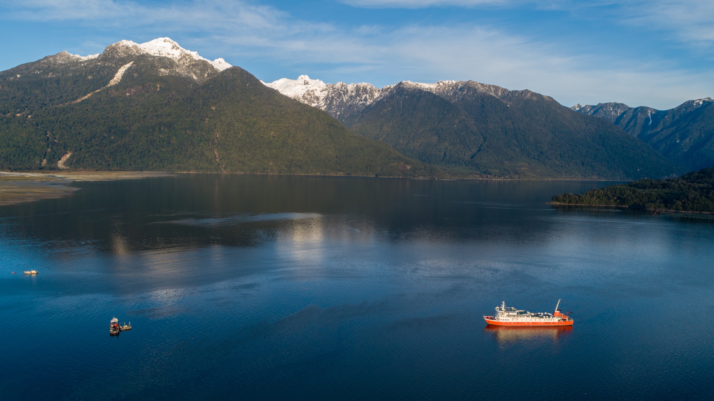 Bosque siempreverde valdiviano de la Patagonia chilena visto desde el barco