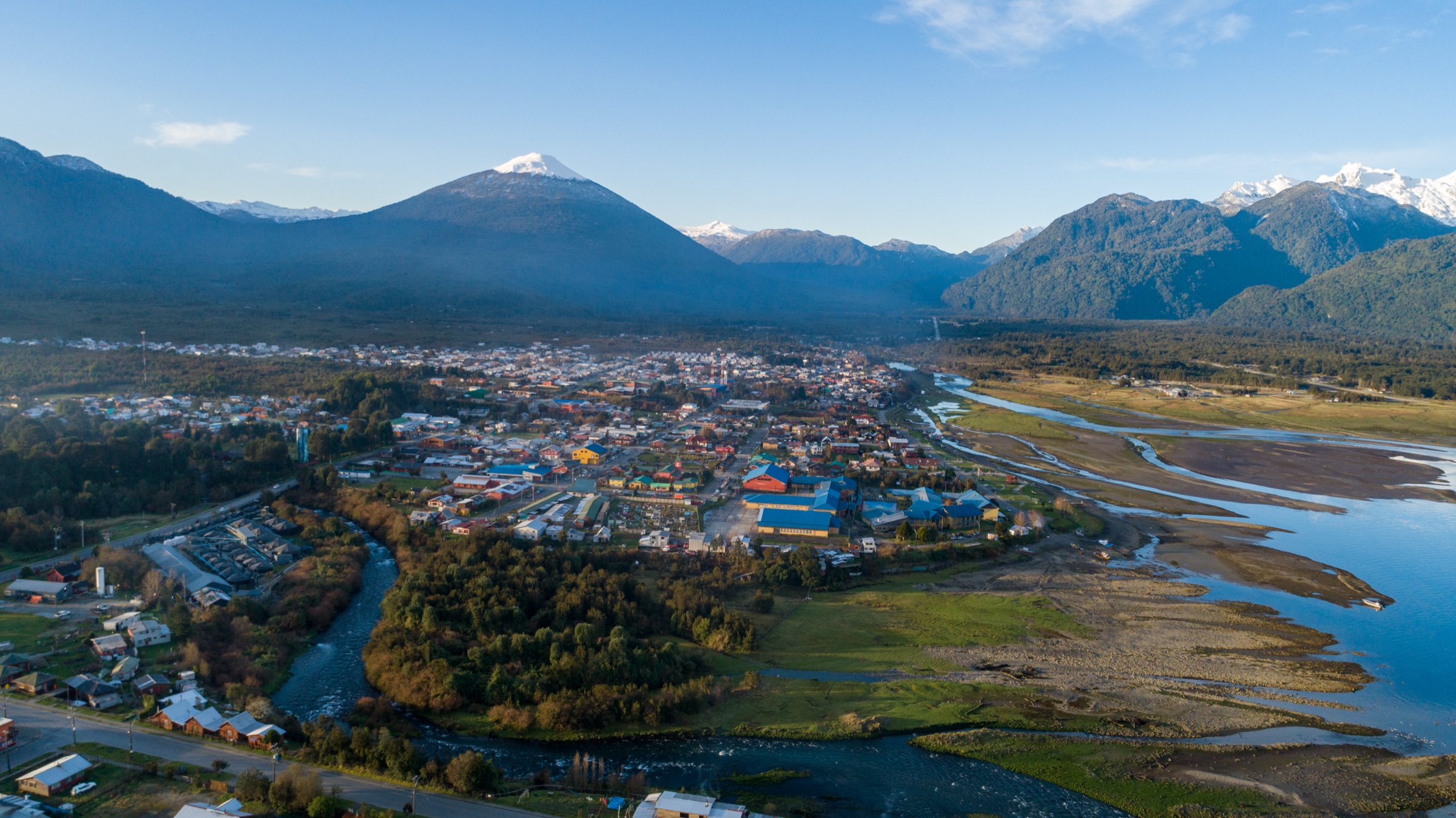 Volcán nevado de la Región de Los Lagos visto desde el fiordo