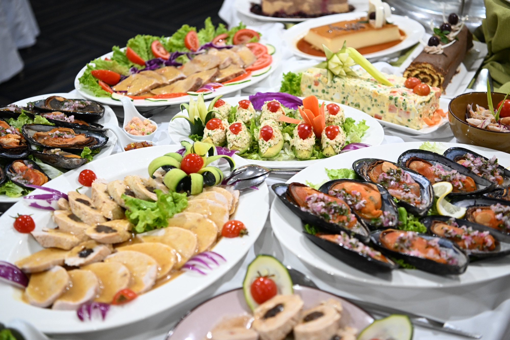 Mesa servida con comida típica del sur de Chile a bordo del Skorpios