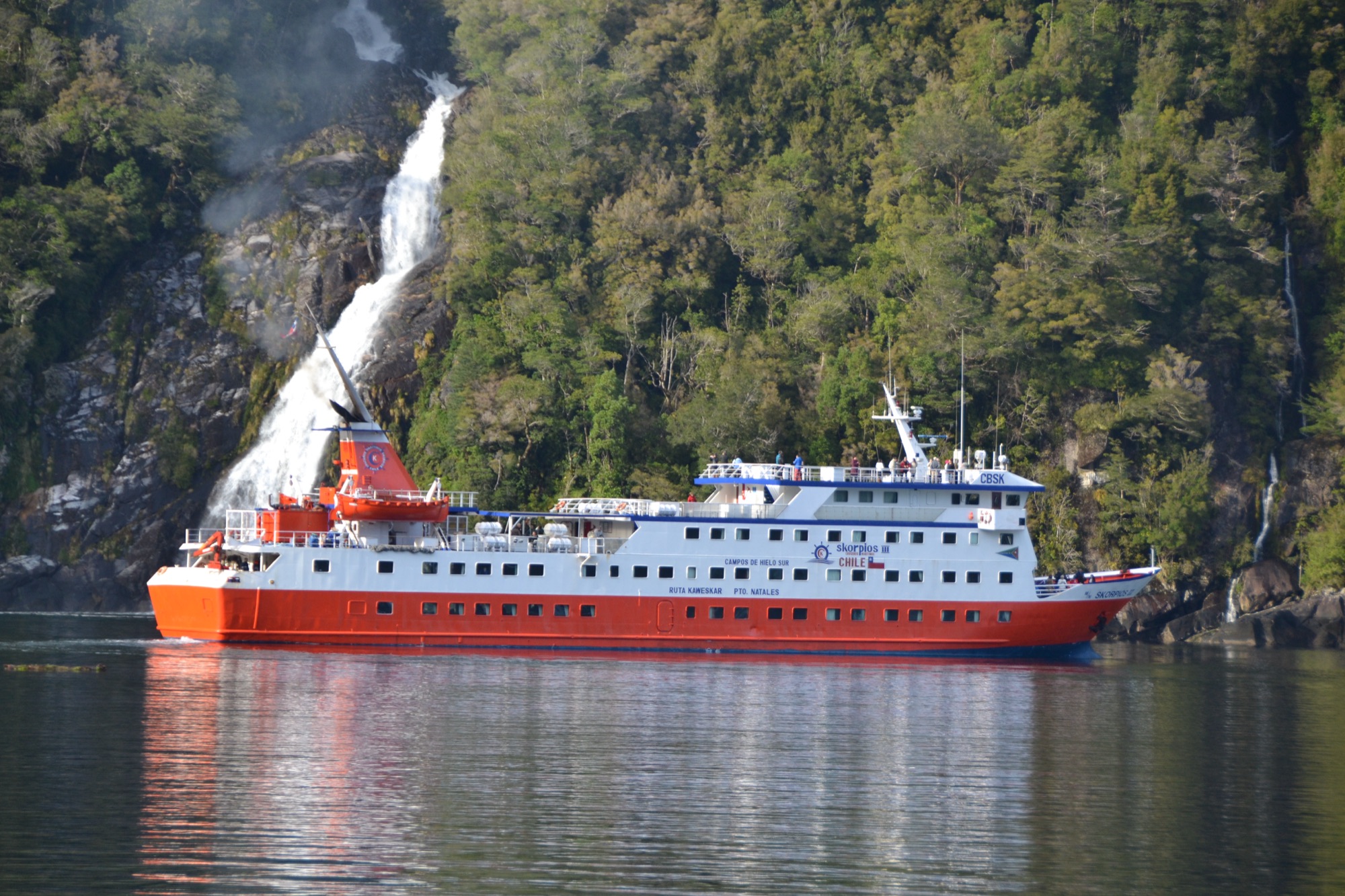 Crucero Skorpios III, único navío A1 Ice Class de la Patagonia